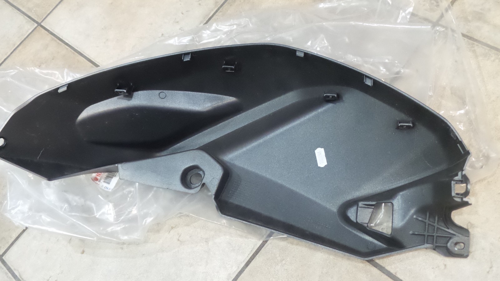 YAMAHA MT 125 RIGHT TANK COVER GENUINE LOOK MY PICTURES PLEASE