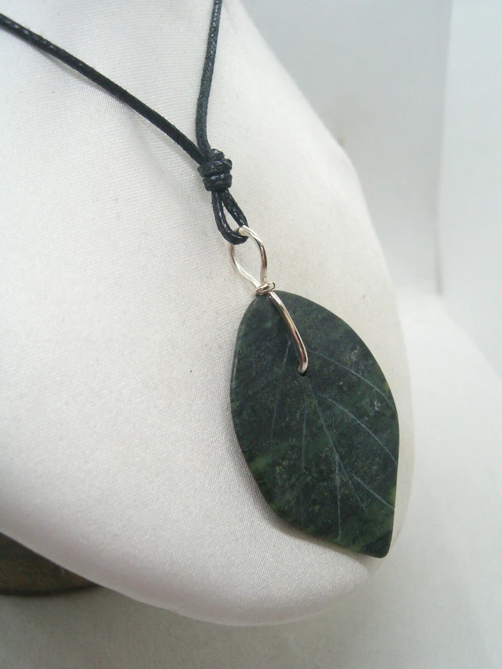 Ciondolo in ARGENTO 925 con foglia di GIADA verde naturale -pendente pietra dura - Immagine 3 di 4