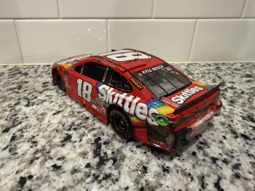 2019 #18 Kyle Busch Skittles Spring Bristol Win 1/24 NASCAR Diecast W Trophy - Picture 4 of 7