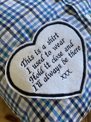 Herzförmiger Memory-Kissenaufnäher. ''This is a shirt I used to traar''
