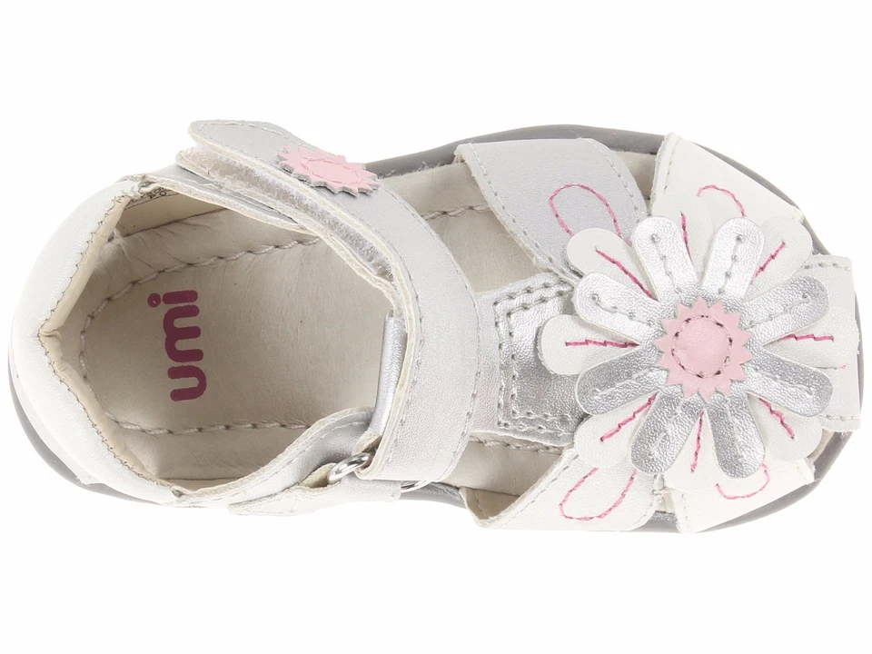Sandalias Plateadas y Blancas Punta Cerrada Niñas Pequeñas Sandalias Umi Infantes Talla 6 1/2 Foto 3 de 4