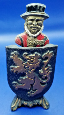Vintage Gusseisen Beefeater Flaschenöffner auf Schildständer Reg No 891381