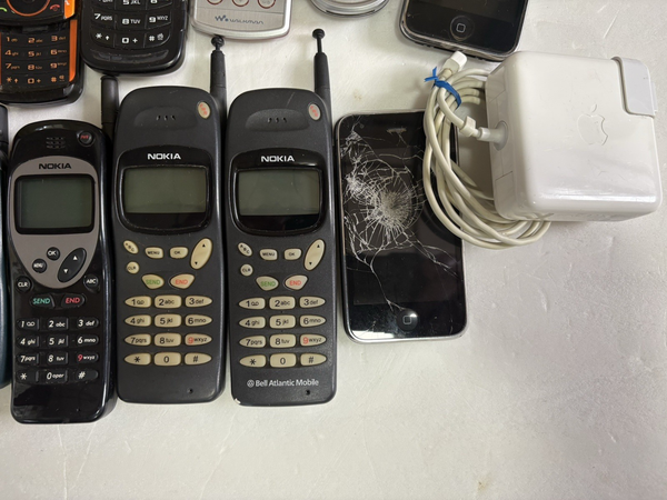 Lote vintage de celulares Apple, Samsung, Motorola, AT&T, Sony, Ericsson, Nokia 4