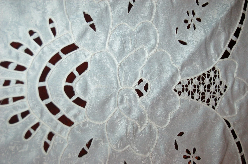 BEAUTIFUL 72" x 90" FLORAL CUT WORK TABLECLOTH AND EIGHT NAPKINS - Image 2 of 4