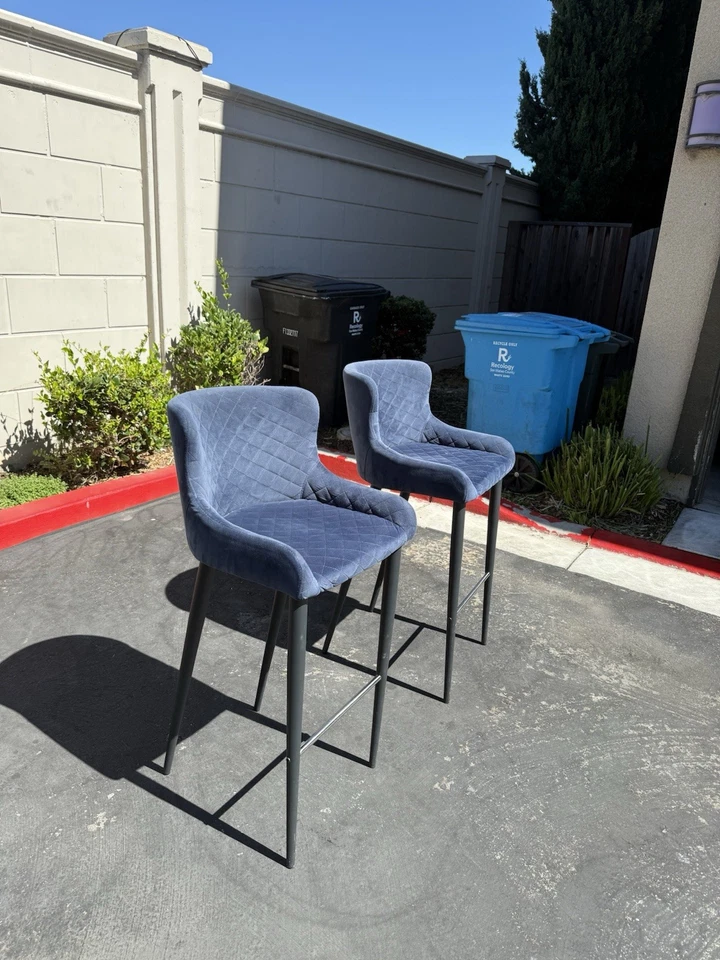 Dos sillas altas azules con asiento cómodo y cojín para decoración del hogar Foto 2 de 3