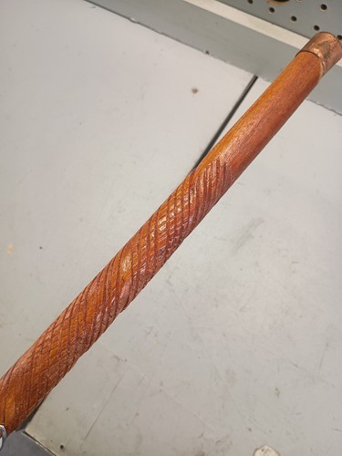 Vintage Gehstock/Stock mit 26 verschiedenen Abzeichen...36 1/2" lang - Bild 11 von 16