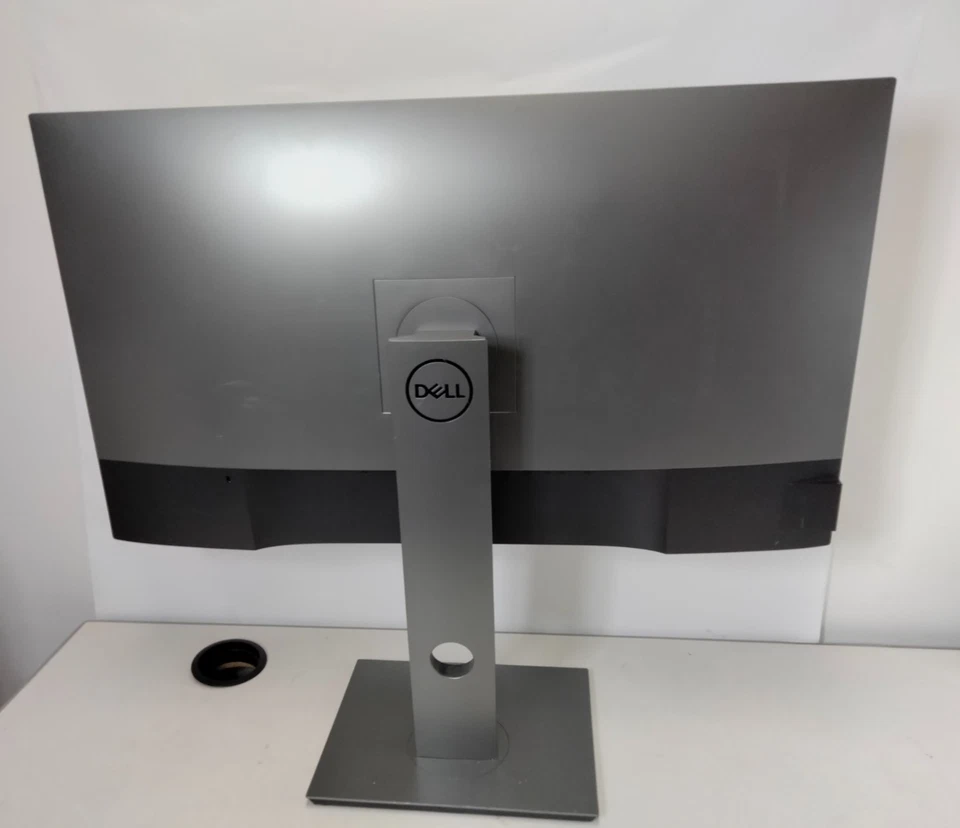 Dell UltraSharp U3219Q 31.5" 4K UHD 2160p 60Hz IPS LED Monitor w/ stand - Image 3 of 4