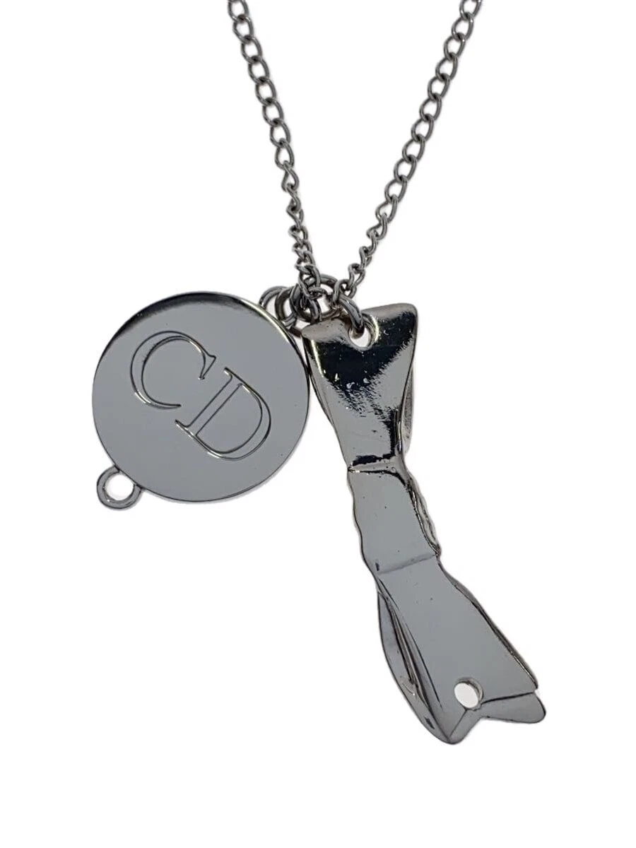 Collier Christian Dior    Haut SLV avec femme 
