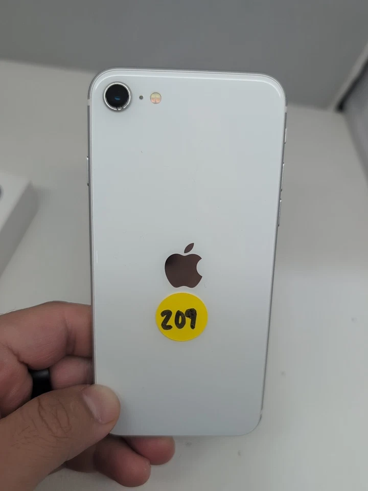 Apple iPhone SE (2nd Generation) - 64 GB - White (Boost Mobile) #209  - Image 3 of 4