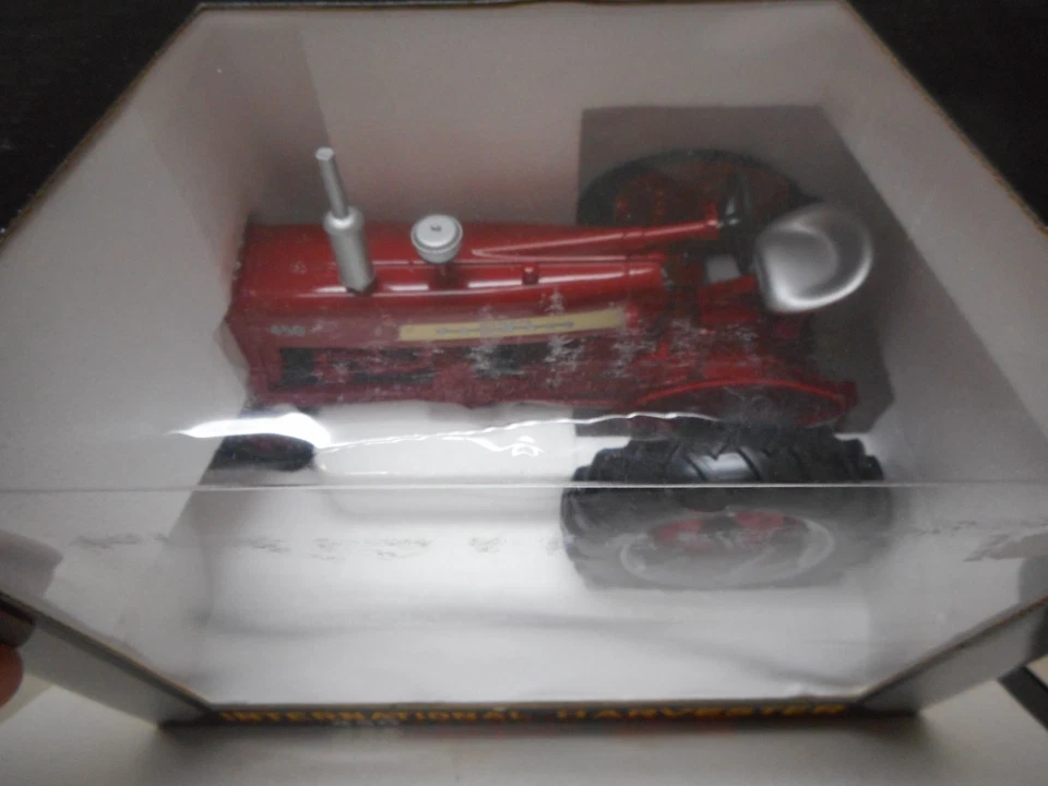 Spec Cast 1/16 IH Farmall 450 narrow front gas tractor - Image 2 of 4