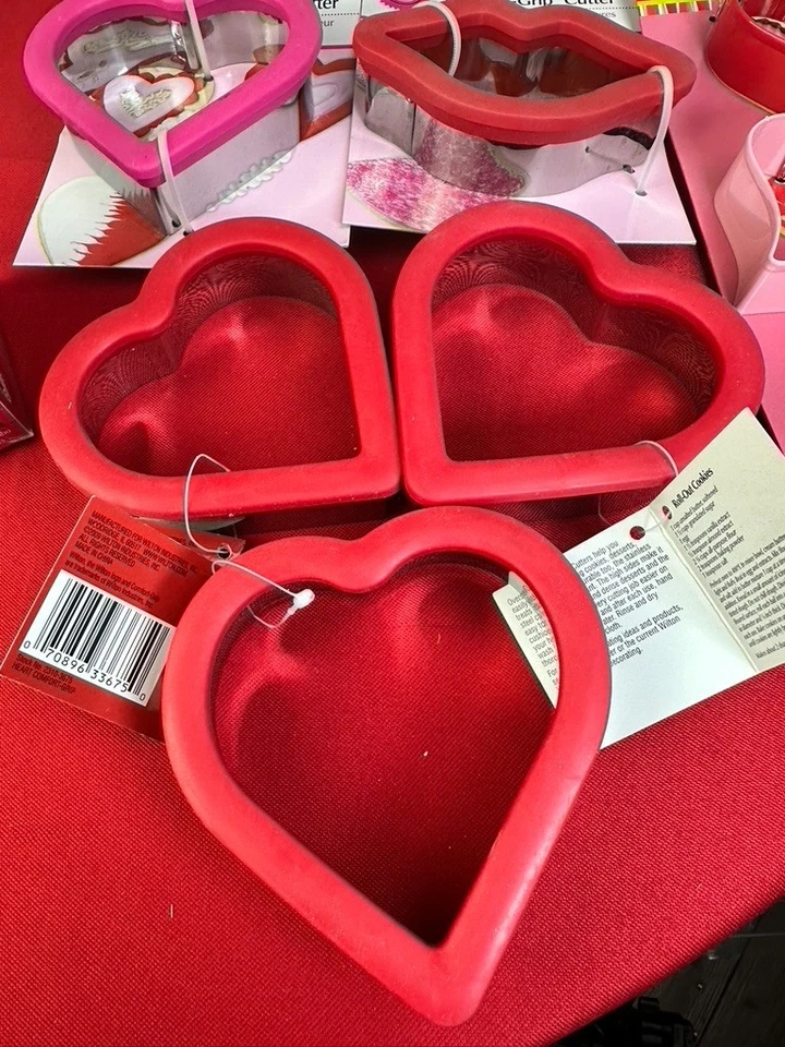 LOTE de 7 cortador de galletas Wilton Comfort Grip San Valentín mezcla forma corazón y labios Foto 2 de 4