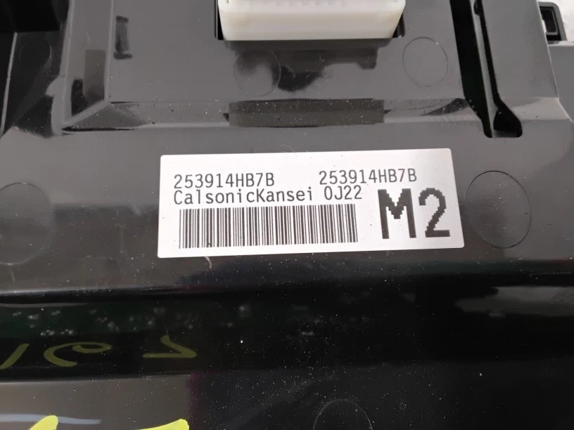 Panel de control de radio Infiniti Q50 2021 con bisel de controles de temperatura OEM Foto 3 de 4