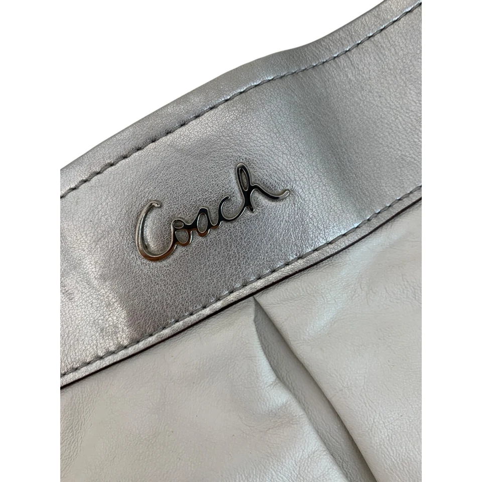 Bolso Coach Ashley de Cuero Plateado y Blanco Hueso Hobo de Hombro Mediano Usado en Excelente Condición Foto 2 de 4