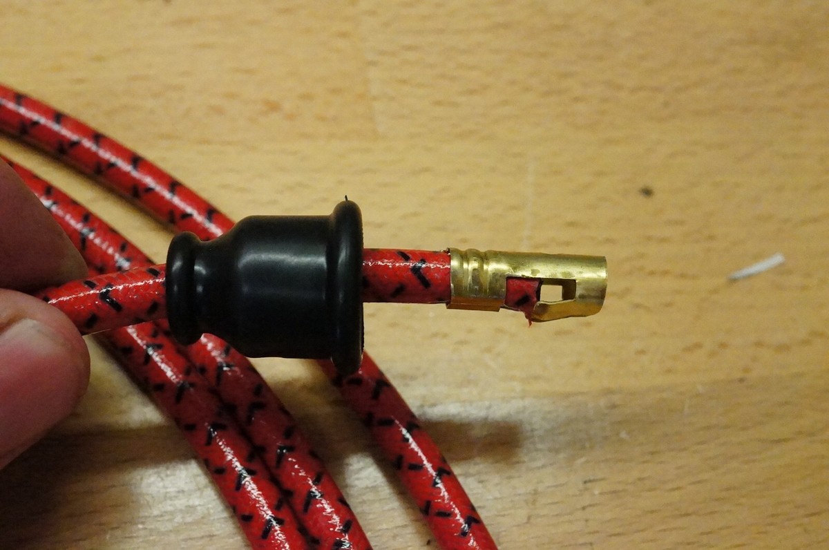 メゾン・ストレイシープラグ Ford 8N Red Deluxe Cloth Covered Spark Plug Wire Set Late