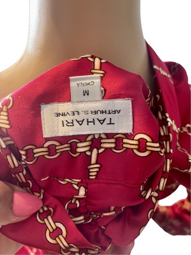 Blusa Tahari Talla Mediana Roja Satinada Manga Larga Eslabón Dorado Cadena Cuello Atar Abotonada - Imagen 8 de 8