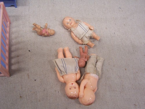 Vintage IDEAL Kunststoff Puppenmöbel Babyzimmer Kinderbett Hochstuhl Wippe Laufstall - Bild 2 von 8