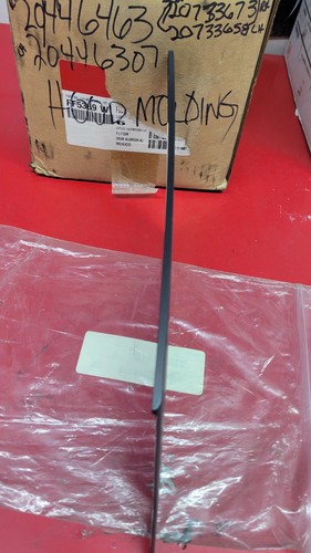 20733658 GENUINE VOLVO OEM LH TEMP HOOD MOULDING NOS - Picture 2 of 9