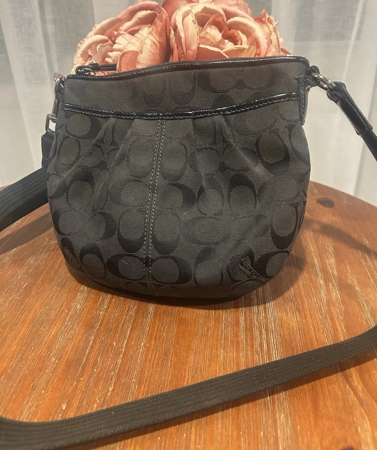 Borsa messenger Coach Signature jacquard plissettata swingpack nera