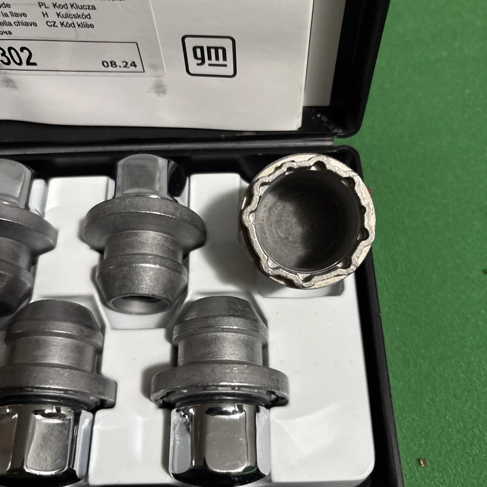 Kit de bloqueo de rueda GM, pieza # 85548789 Foto 2 de 2