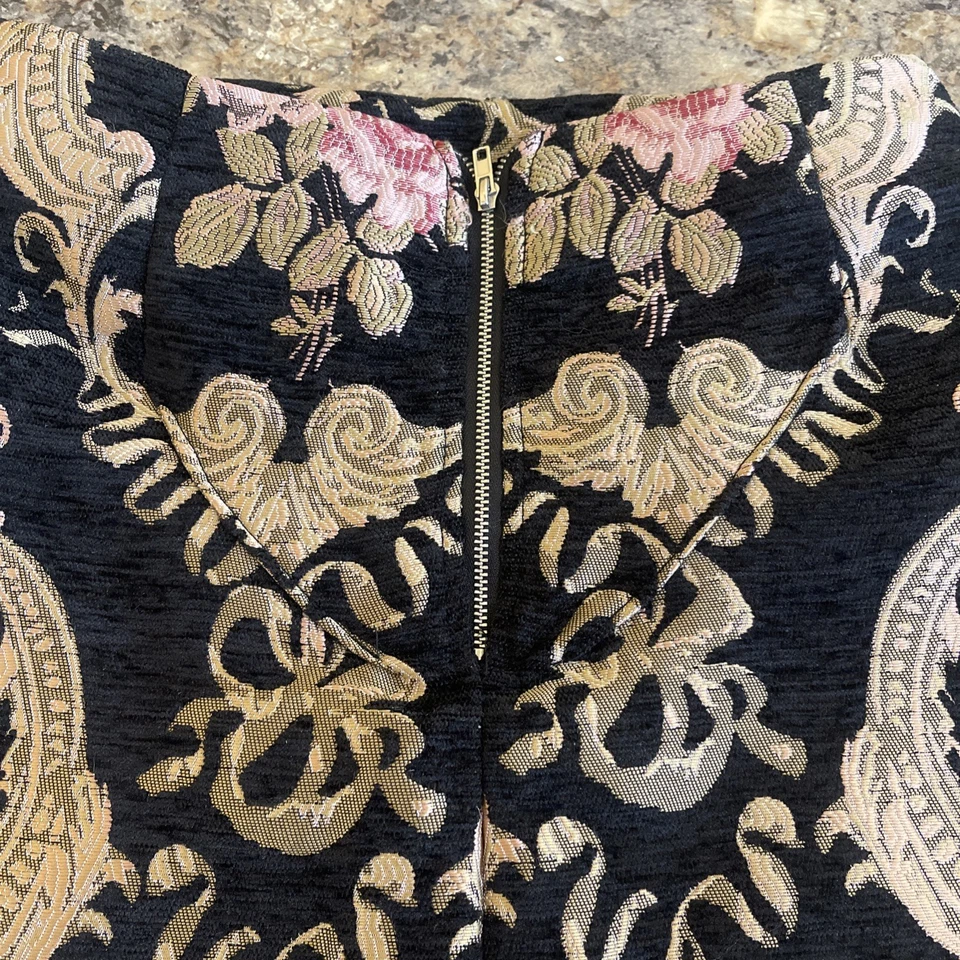 Falda floral mediana para mujer Mi Ami Francesca’s dorada negra y rosa - Chloe Foto 3 de 4