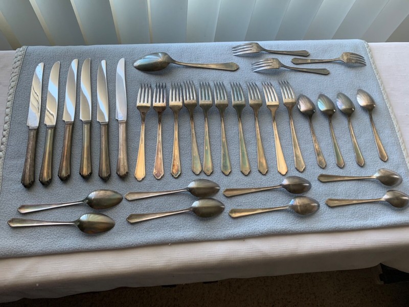 WM A. Rogers A1 Plus Oneida Ltd. Leaf Pattern Stainless Flatware Dinnerware 32