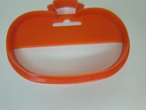 SET OF 2 Vintage 1991 Wilton Plastic Halloween Cookie Cutters Pumpkin Ghost - Picture 9 of 16