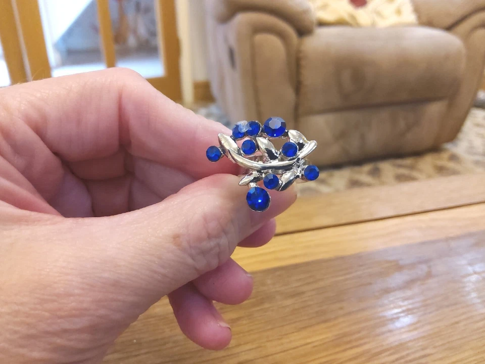 Totalmente nuevo anillo ajustable tono dorado con cristales azul zafiro Foto 3 de 4