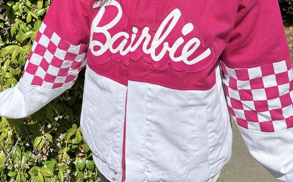 Barbie Checkered Racing Jacket ジャケット ユニセックス Barbie Checkered Racing Jacket - BoxLunch Exclusive NEW WITH