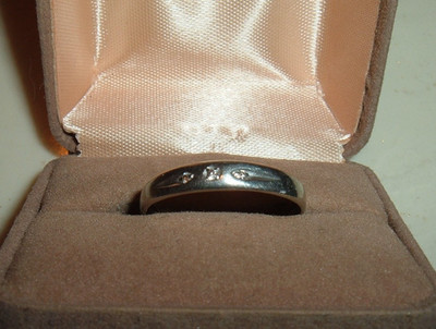  STAMPED 10K WHITE GOLD 3 DIAMOND EXQUISTE 4MM BAND RING ESTATE JEWELRY SIZE 11