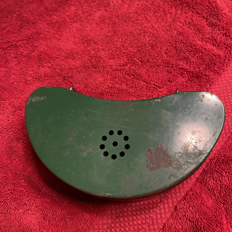 VINTAGE GREEN METAL LIVE BAIT BOX  that clips to belt - Image 2 of 4