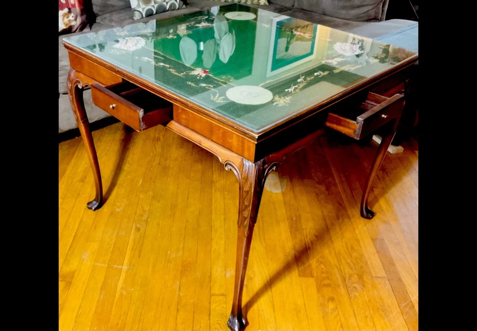 Antigua Mesa de Juego Caoba Punta de Aguja, Cubierta Protección Vidrio Pesado Foto 4 de 4