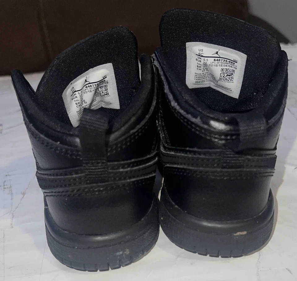 Jordan 1 Mid Zapatos Juveniles Talla 6C Niños Negro Triple Negro 640735-090 Tenis Foto 3 de 4