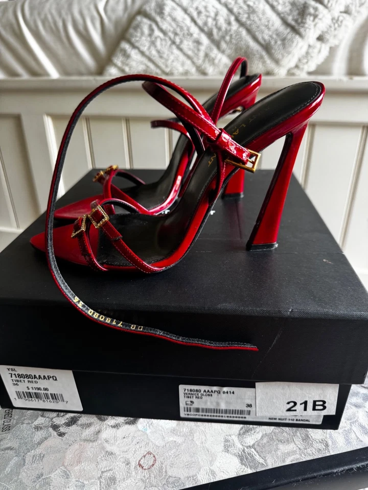 Saint Laurent Vernice Brillo Rojo Tíbet Con Cubo Dorado Foto 3 de 4