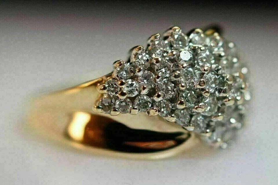 Anillo de compromiso con racimo de diamantes cultivados en laboratorio VS1/G corte redondo de 1,50 quilates de oro amarillo de 14 k Foto 3 de 4
