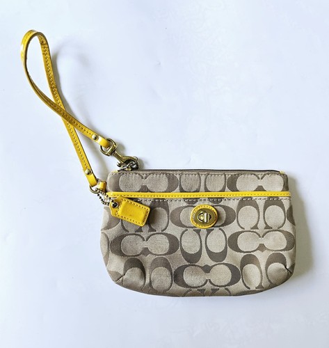 Bolso de mano billetera Coach para mujer marrón y amarillo con bolso dije - Imagen 5 de 22