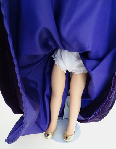 Moderne Mary Hoyer 13" Vinyl Prinzessin in lila Samt mit Box - Bild 5 von 5