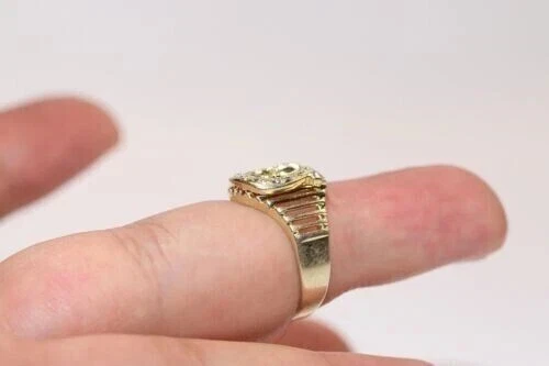 Anillo de compromiso redondo de herradura de diamantes creado en laboratorio de 1,5 quilates enchapado en oro amarillo de 14 k Foto 3 de 4