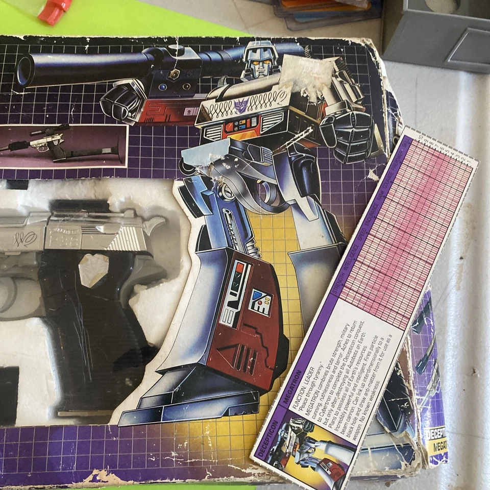 TRANSFORMERS G1 MEGATRON 1984 WITH damage BOX VINTAGE HASBRO - Image 3 of 4