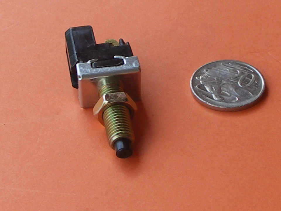 TRAJE INTERRUPTOR LUZ FRENO FORD CAPRI COURIER ECONOVAN FESTIVA LASER RAIDER Foto 3 de 4