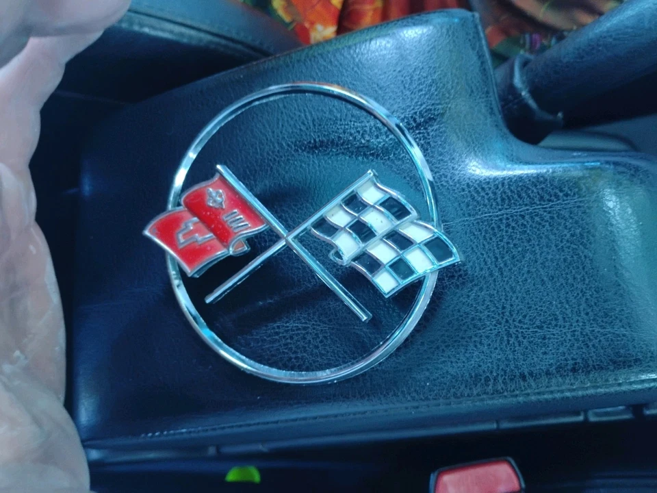 1962 雪佛兰 Corvette 前鼻徽章原始设备制造商 3796355 KB 20047 — 第 2/4 张图片