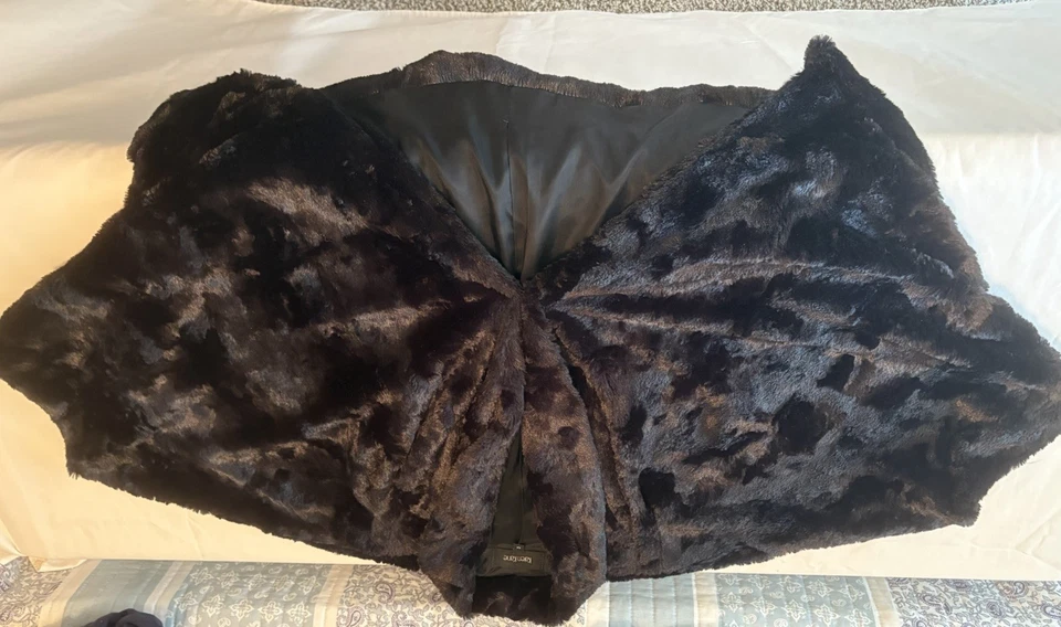 Xale Karen Kane preto pele sintética asa de morcego cortado tamanho único serve para mais adorável quente - Imagem 3 de 4