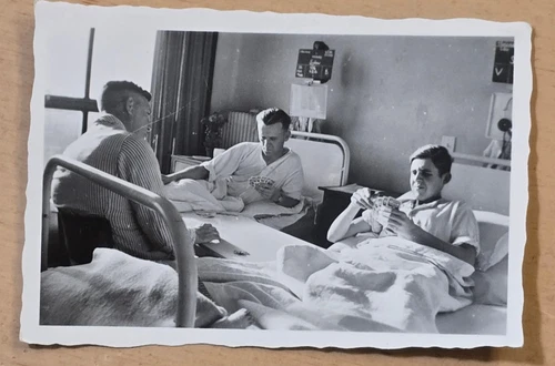 1944 WOUNDED SOLDIERS PLAY CARD GAME IN HOSPITAL WW2 WWII German Military Photo