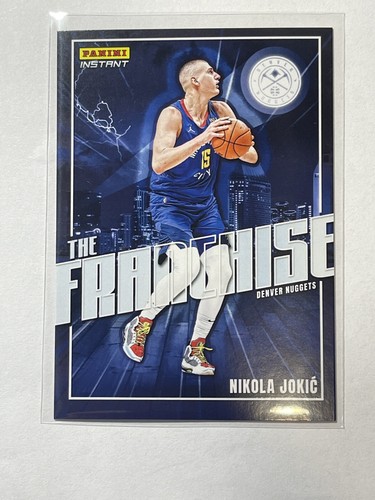 NIKOLA JOKIC #8 - 2021-22 PANINI INSTANT NBA NUGGETS - "LA FRANQUICIA" - #1/596 - Imagen 2 de 4