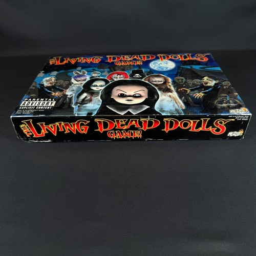 The Living Dead Dolls 2003 gioco da tavolo Mezco Toys raro fuori produzione horror LEGGI - Foto 2 di 11