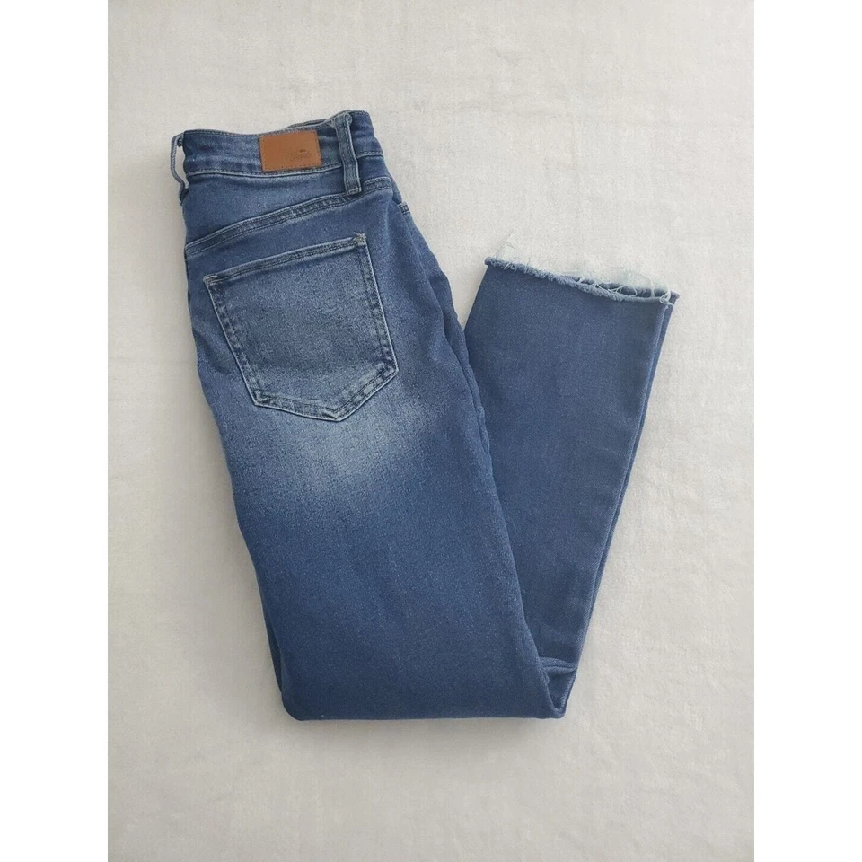 Pantalones de mezclilla rectos de tiro alto Royalty For Me para mujer 4 azul con botones dobladillo crudo Foto 2 de 4