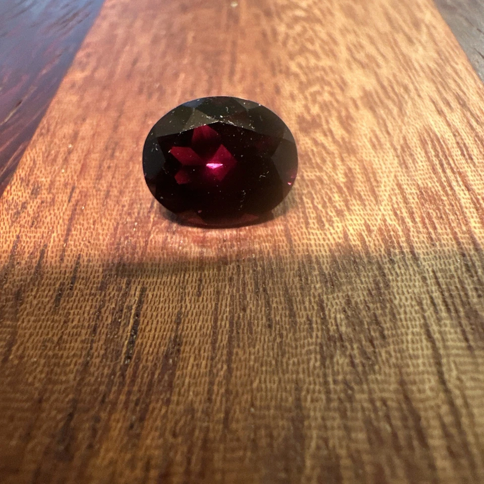 Pedra preciosa solta granada oval escura 4,5 CT - Imagem 2 de 4