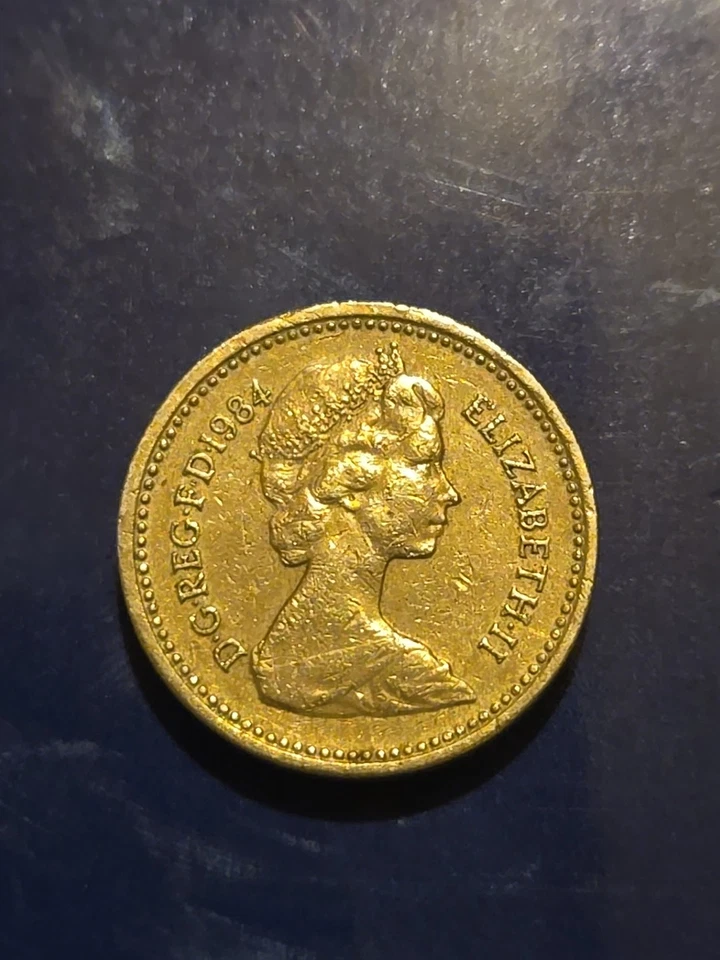 Moneda británica de una libra 1984 con error en el borde Foto 2 de 4