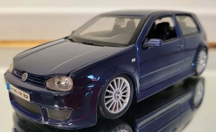 Maisto 1:24 Volkswagen Golf R32 Vehicle Static Die Cast Vehicles  Collectible Model Car Toys