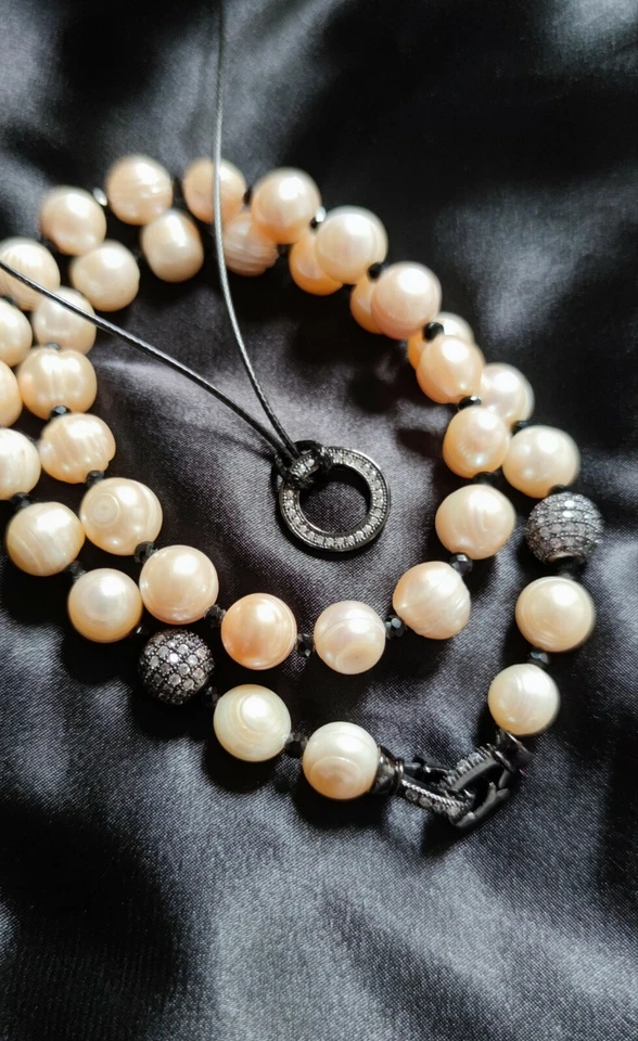 Elegante collar barroco de perlas de agua dulce con broche adornado de circones Foto 4 de 4