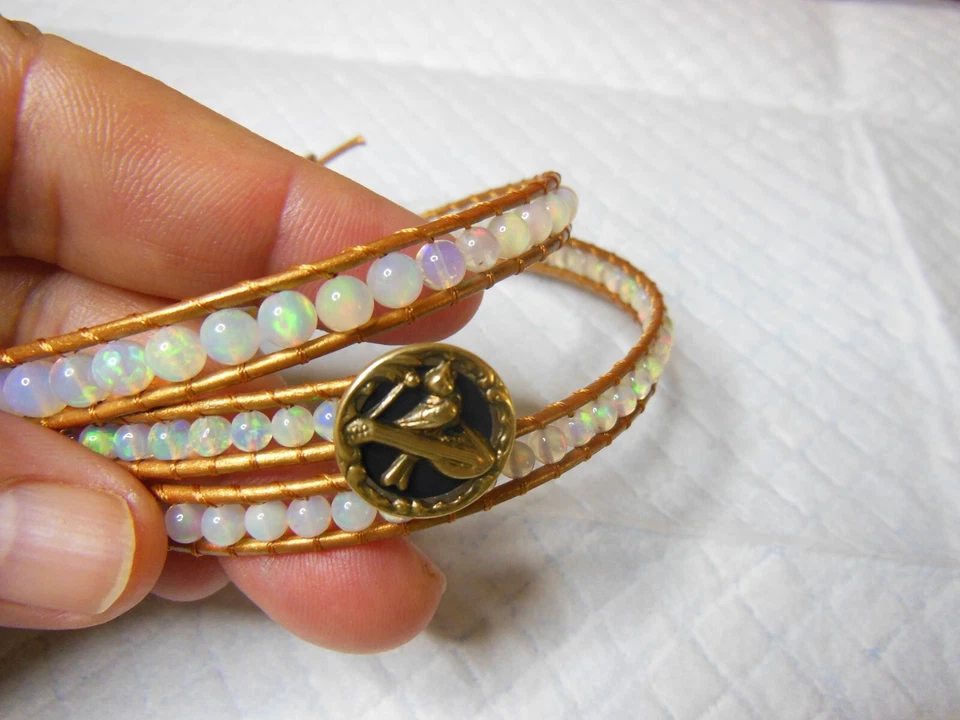 PULSERA TRES ENVOLTURAS ÓPALO ETÍOPE SOBRE CORDÓN DE CUERO DORADO METÁLICO Foto 2 de 4